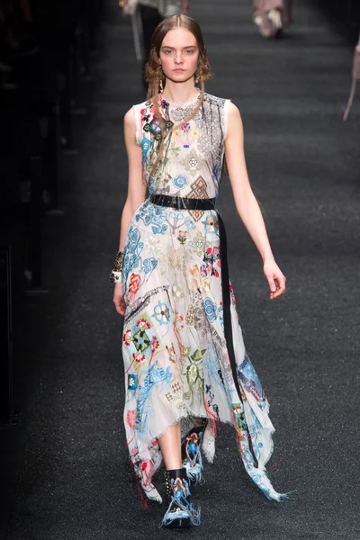 Look 32